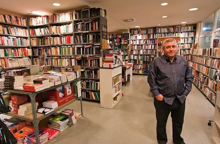 Tomás Donoso se despide de las librerías universitarias tras cuatro décadas dedicadas a los libros