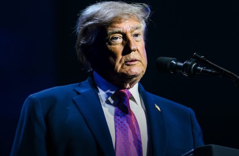 Operador de teleprompter de Trump despedido por apuestas en discursos