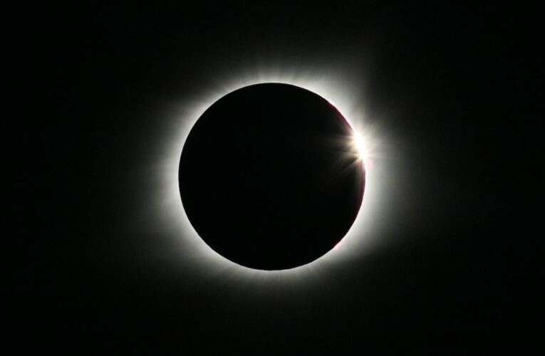 Canciones de Gabinete Caligari y Maluma para disfrutar del eclipse