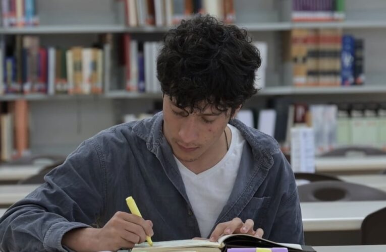 V. Carranza otorga becas escolares para estudiantes descontentos con su asignación