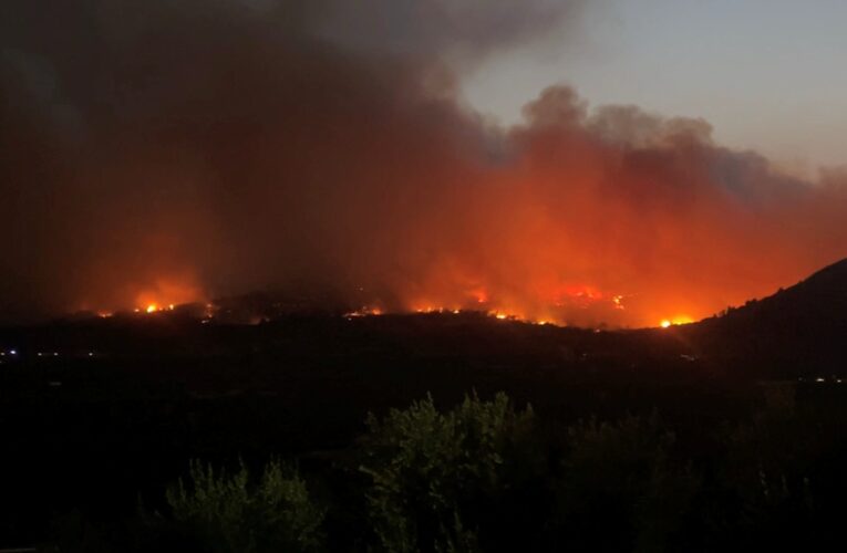 Devastadores incendios en España y Francia afectan a miles de evacuados