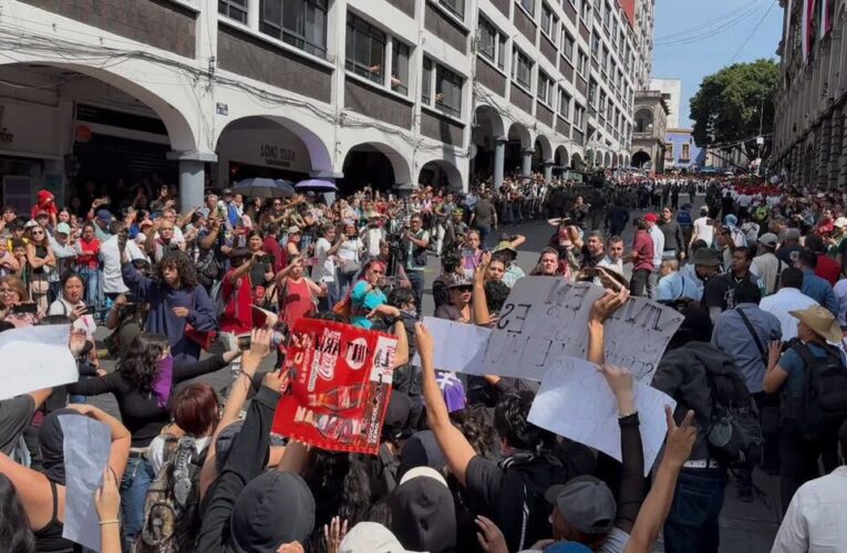 Jóvenes universitarias exigen justicia en desfile de Morelos