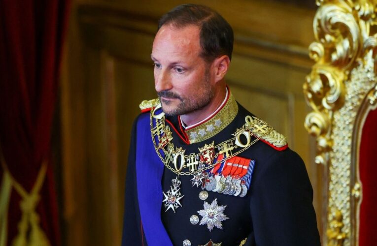 Haakon VIII asume como rey de Noruega ante desafíos significativos