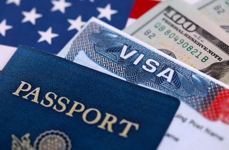 Juez bloquea restricciones de Trump sobre visas a estudiantes y periodistas