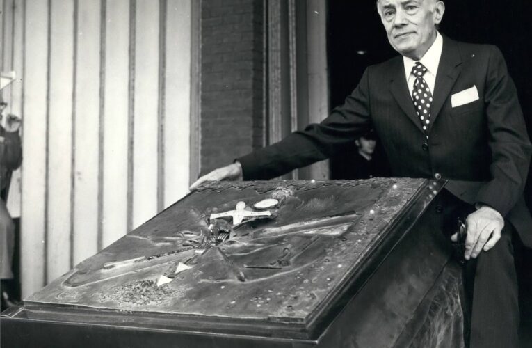 Roban libro excepcional de Salvador Dalí en museo francés